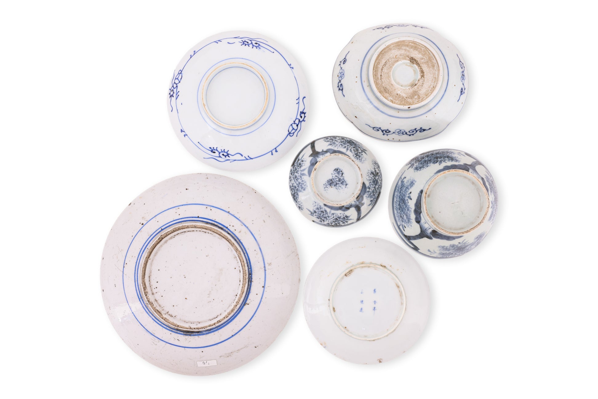 A GROUP OF ASSORTED PORCELAIN ITEMS