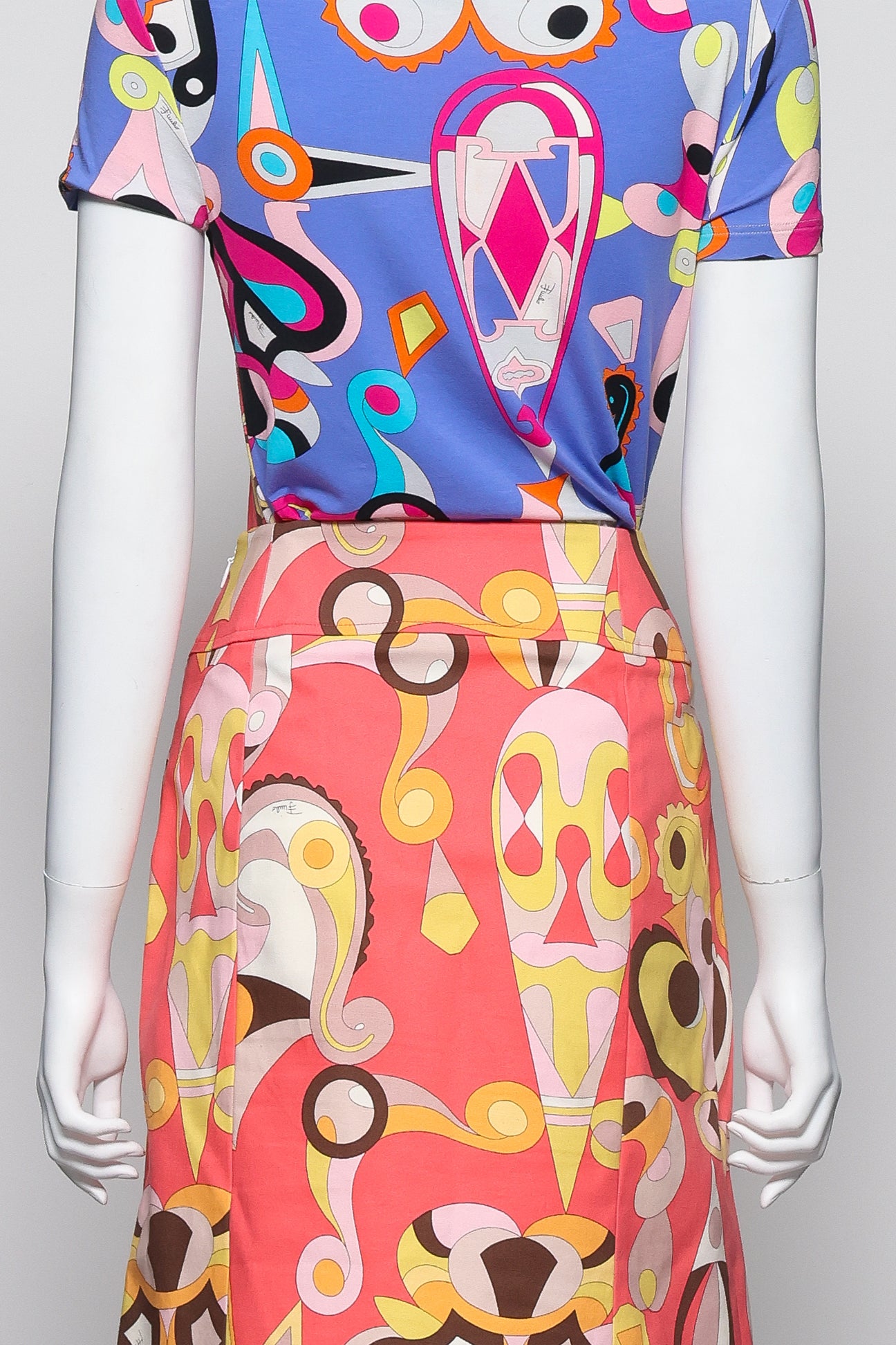EMILIO PUCCI - A SCOOP NECK PATTERNED T-SHIRT AND SKIRT SET