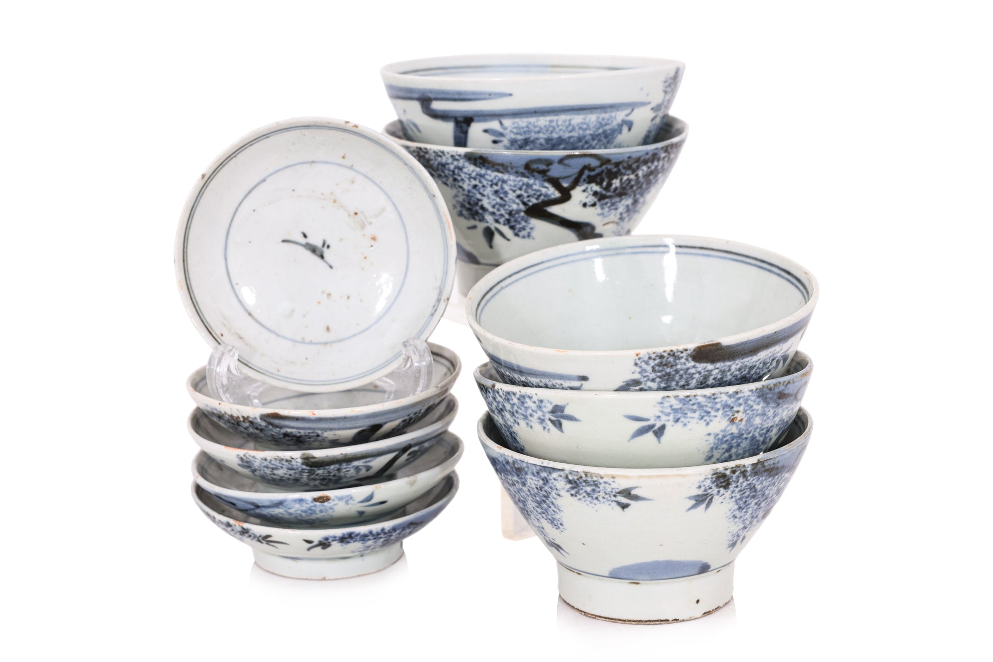 A GROUP OF ASSORTED PORCELAIN ITEMS