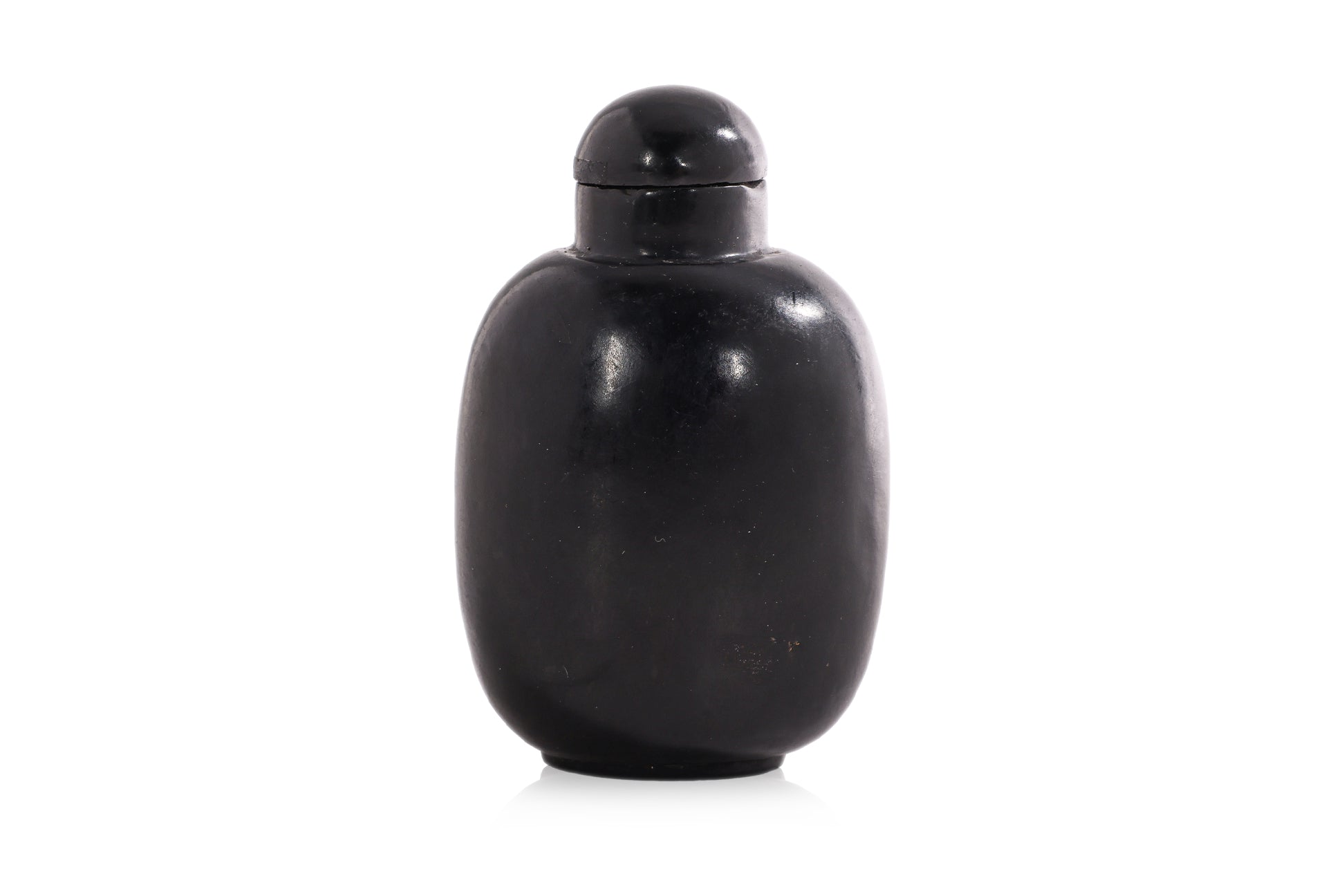 A JET SNUFF BOTTLE
