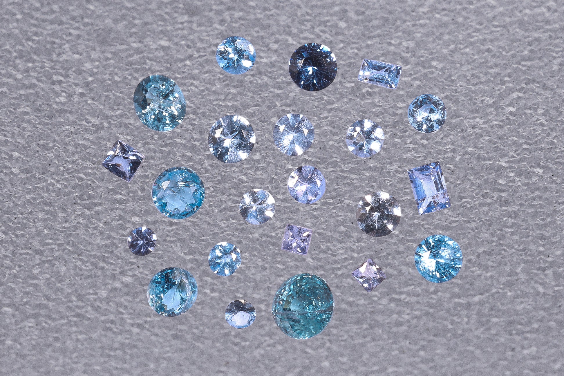 A GROUP OF UNMOUNTED SPINELS
