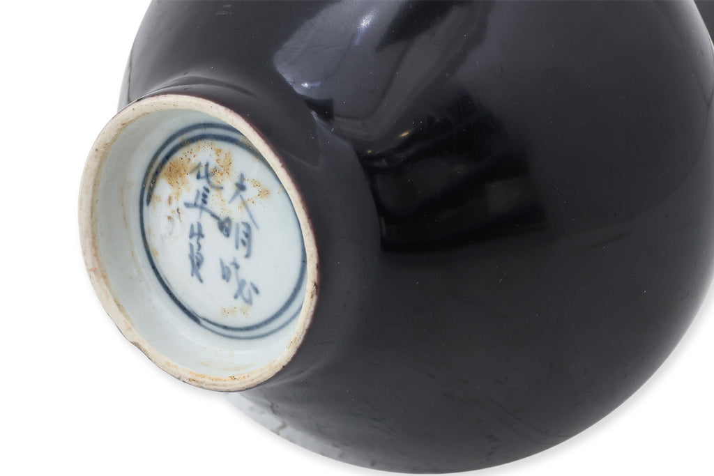 A MIRROR-BLACK MONOCHROME BOTTLE VASE