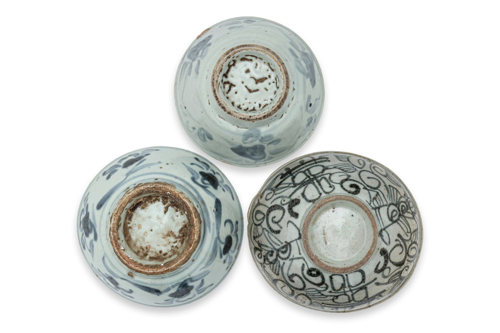 A GROUP OF 15 SWATOW BLUE AND WHITE BOWLS