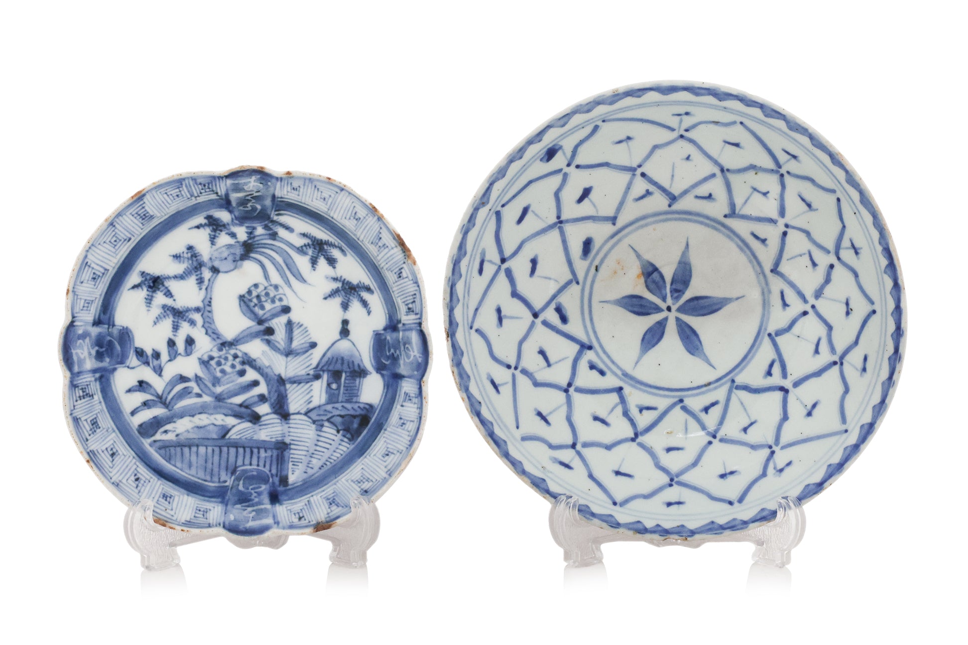 A GROUP OF THREE BLUE AND WHITE PORCELAIN DISHES