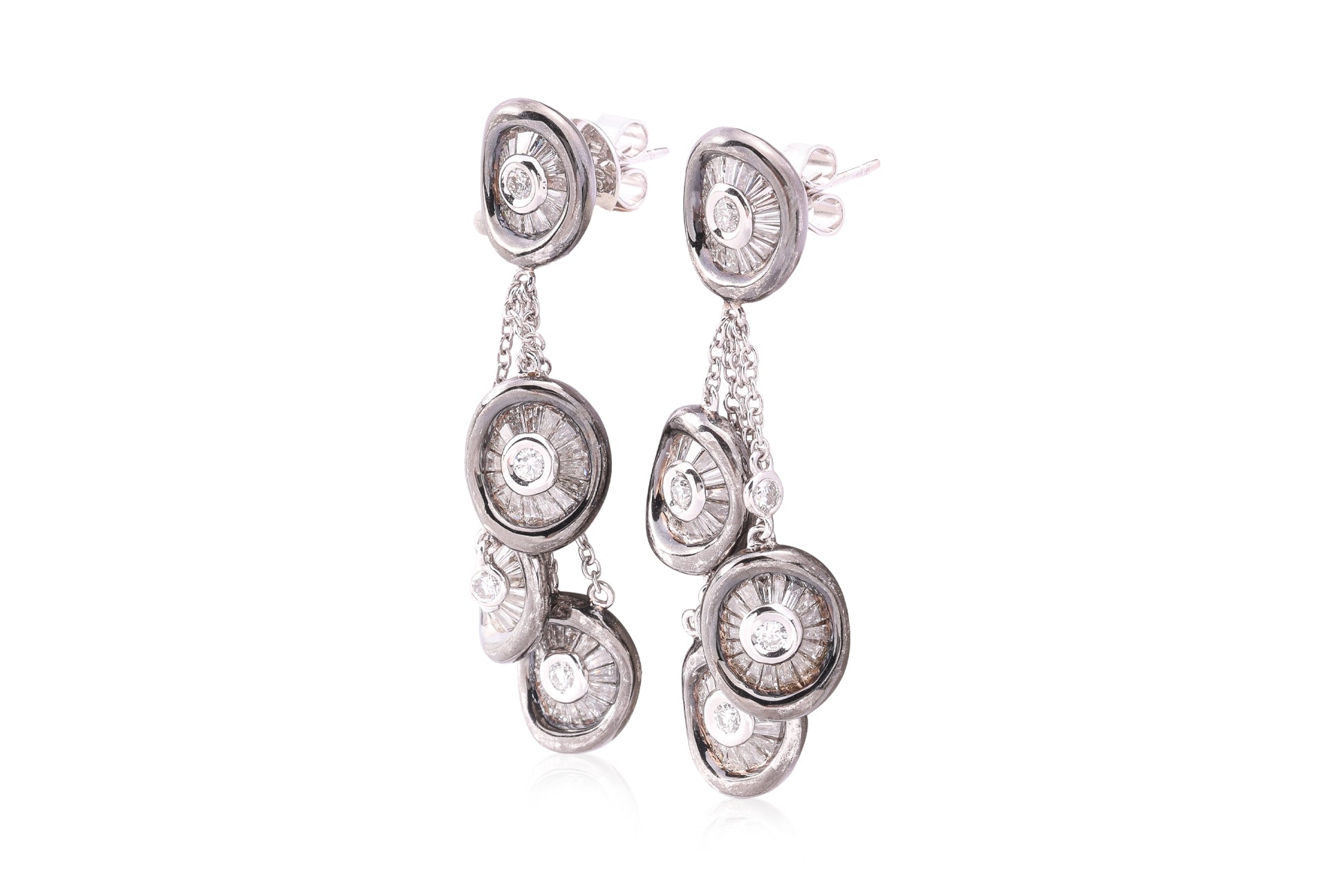 A PAIR OF DIAMOND SET DROP EARRINGS