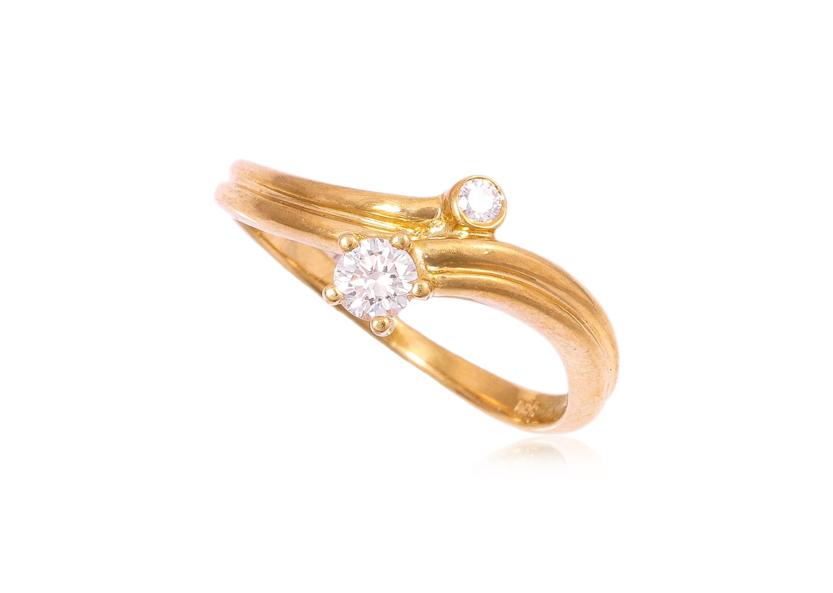 A HIGH KARAT GOLD DIAMOND CROSSOVER RING
