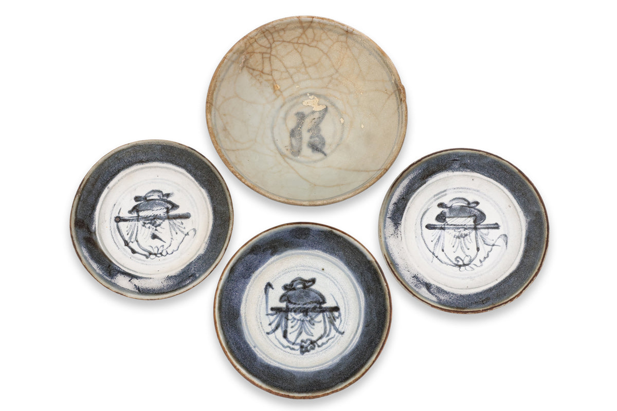 A GROUP OF PORCELAIN BOWLS, DISHES AND SOUP SPOONS
