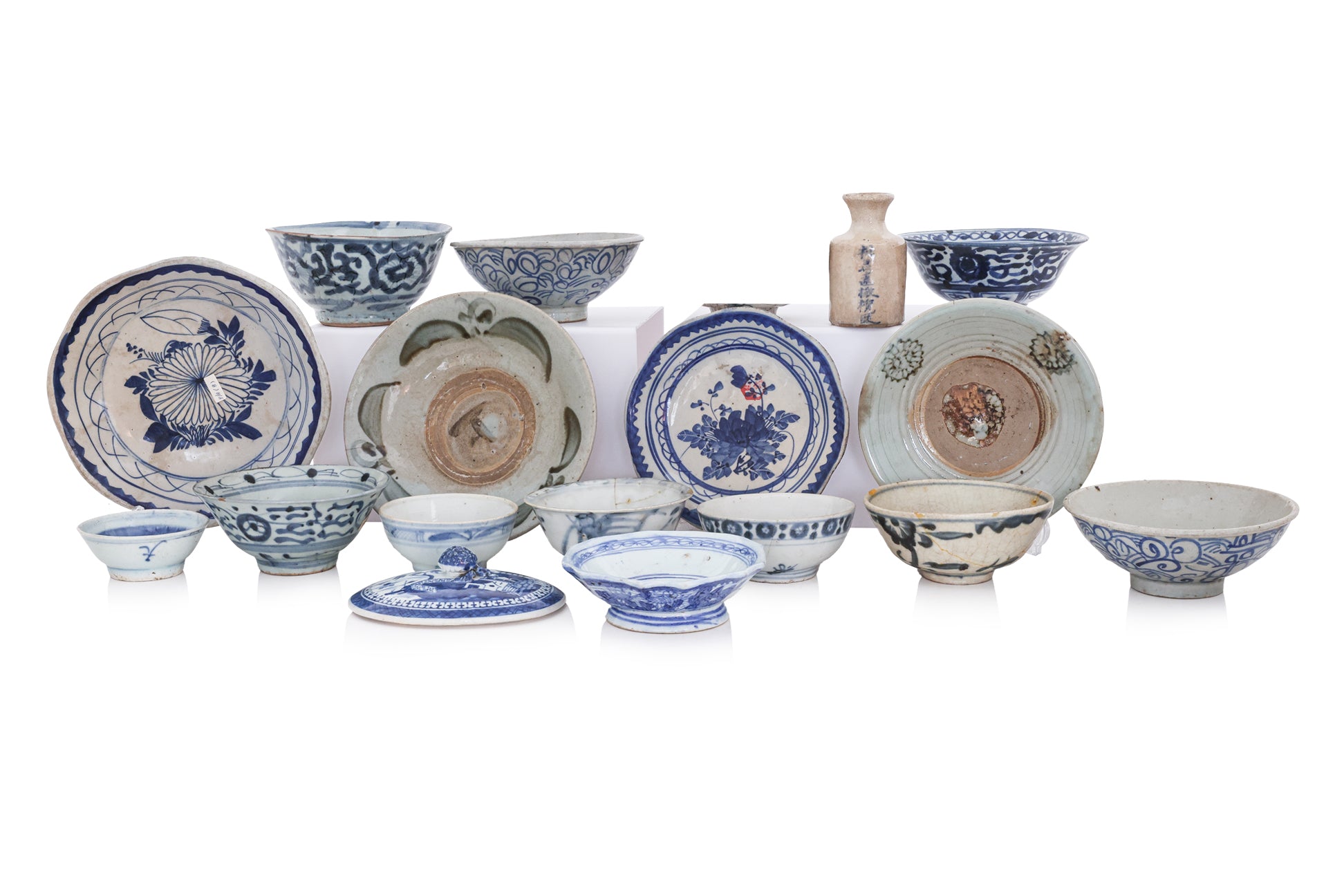 A GROUP OF 18 BLUE AND WHITE CERAMICS