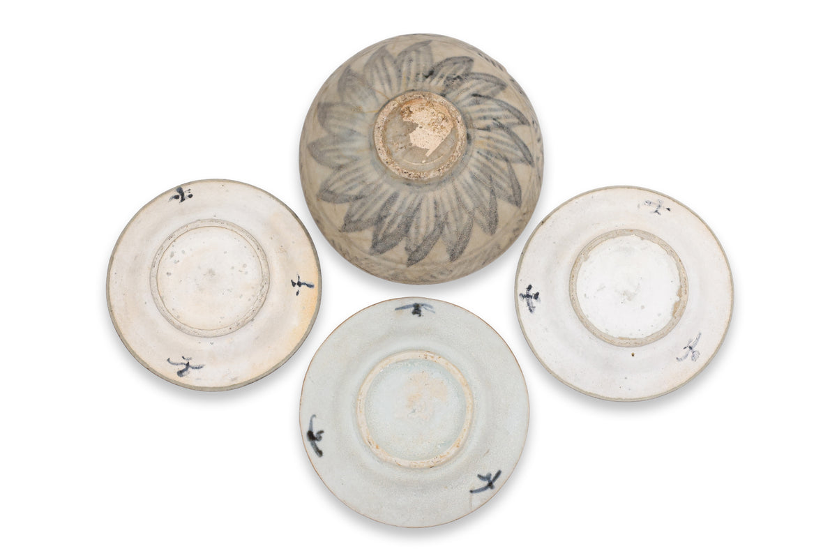 A GROUP OF PORCELAIN BOWLS, DISHES AND SOUP SPOONS