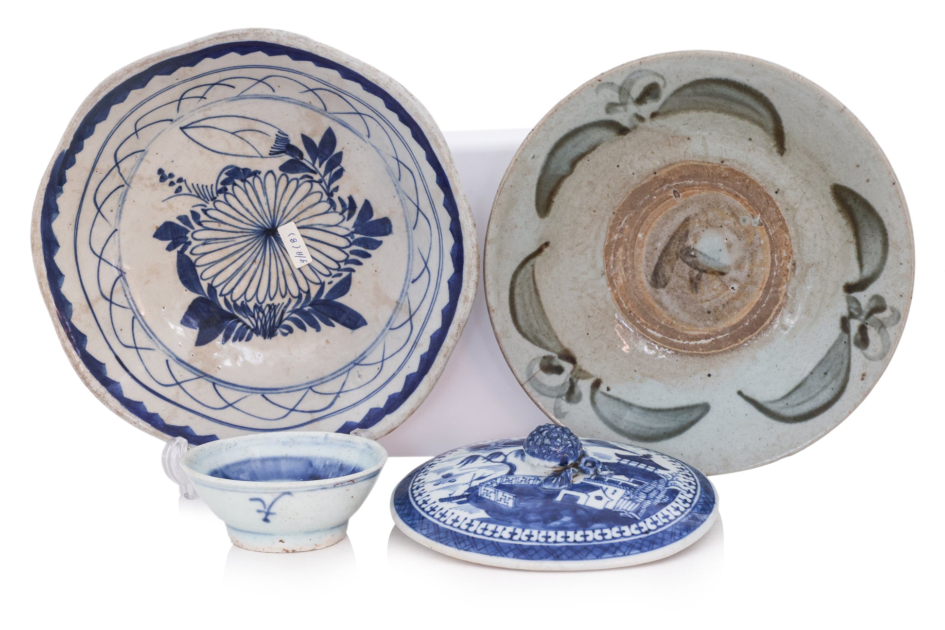 A GROUP OF 18 BLUE AND WHITE CERAMICS