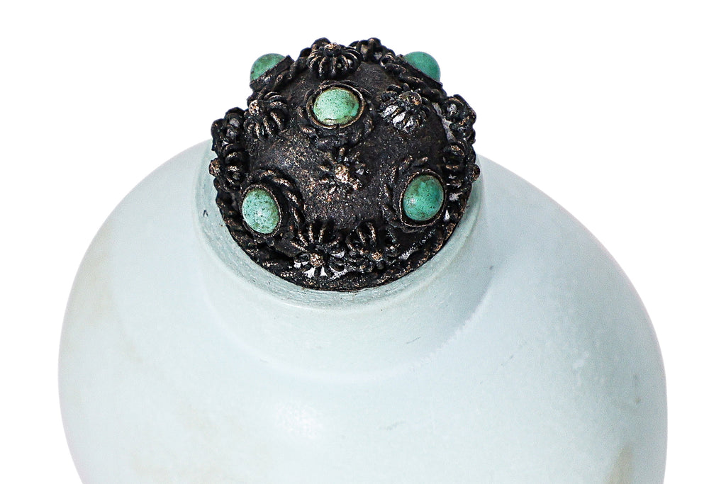 A GROUP OF THREE ASSORTED SNUFF BOTTLES