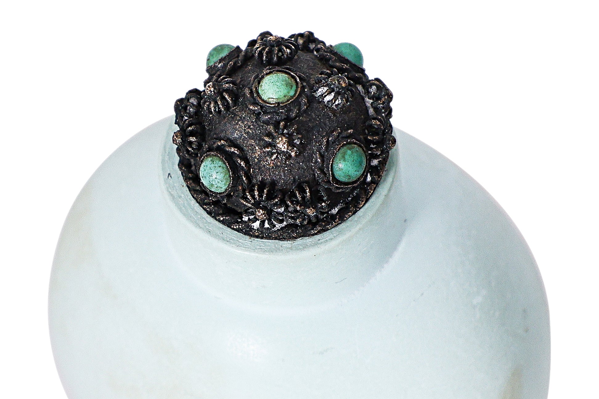 A GROUP OF THREE ASSORTED SNUFF BOTTLES