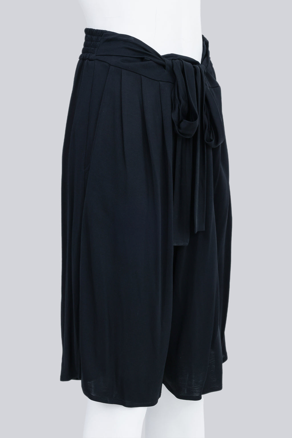 MAISON MARTIN MARGIELA - A PAIR OF PLEATED DRAWSTRING LOOSE SHORTS