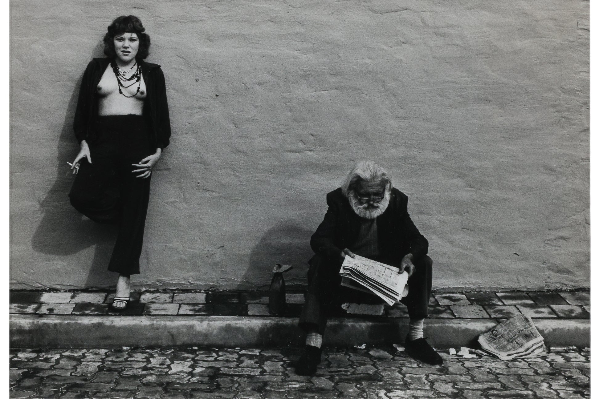 MERVYN L. FITZHENRY (AUSTRALIAN B.1929) – 'LADY WITH FRIEND' EAST SYDNEY, 1990