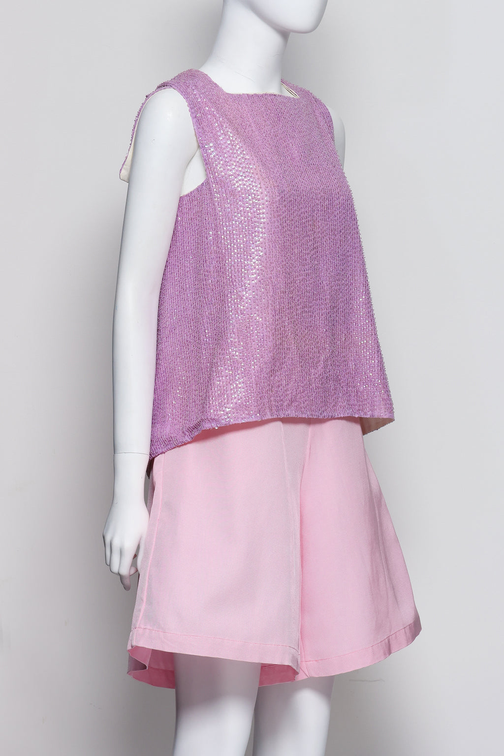 AKIRA – A LILAC BEADED BLOUSE AND PINK SHORTS
