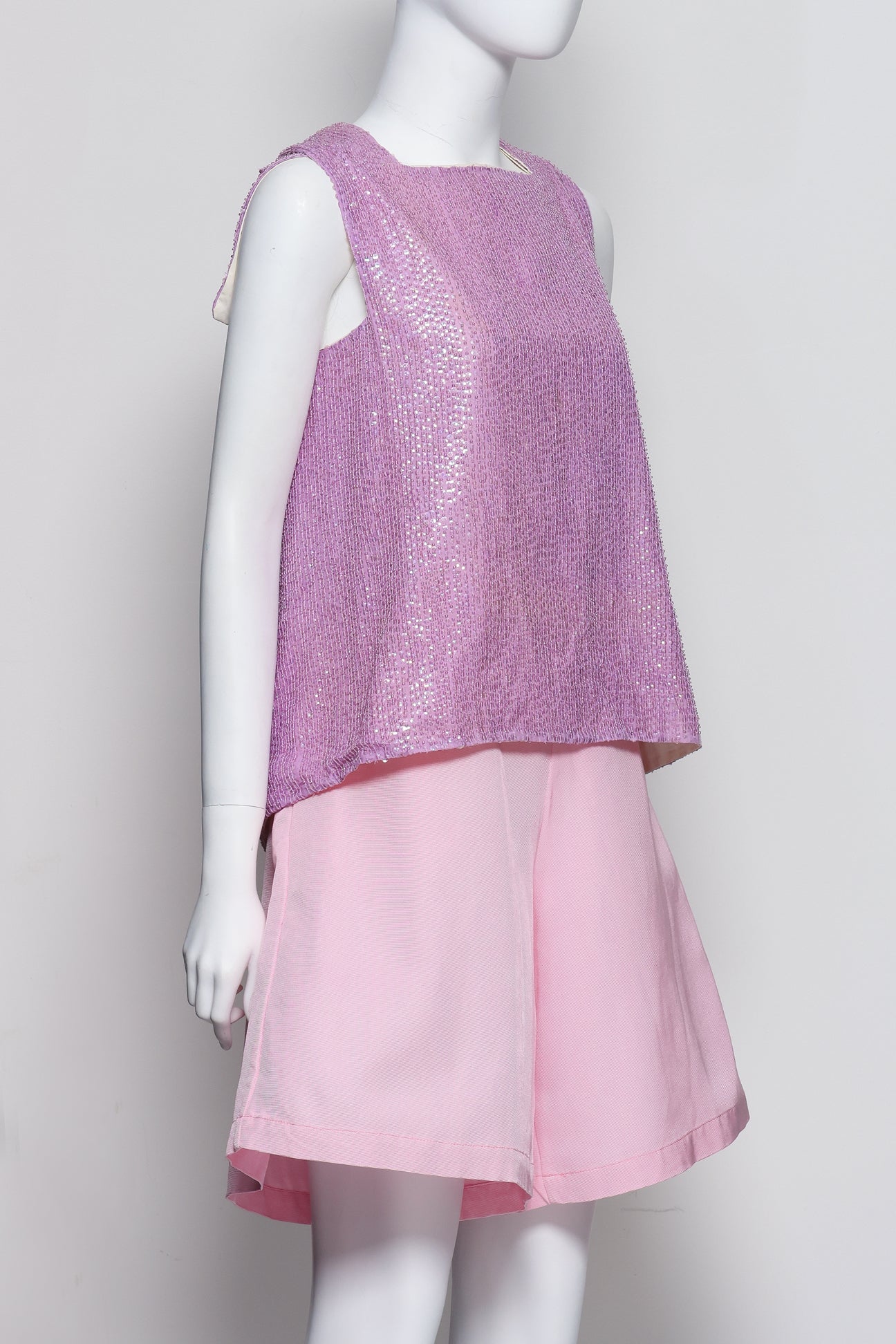 AKIRA – A LILAC BEADED BLOUSE AND PINK SHORTS