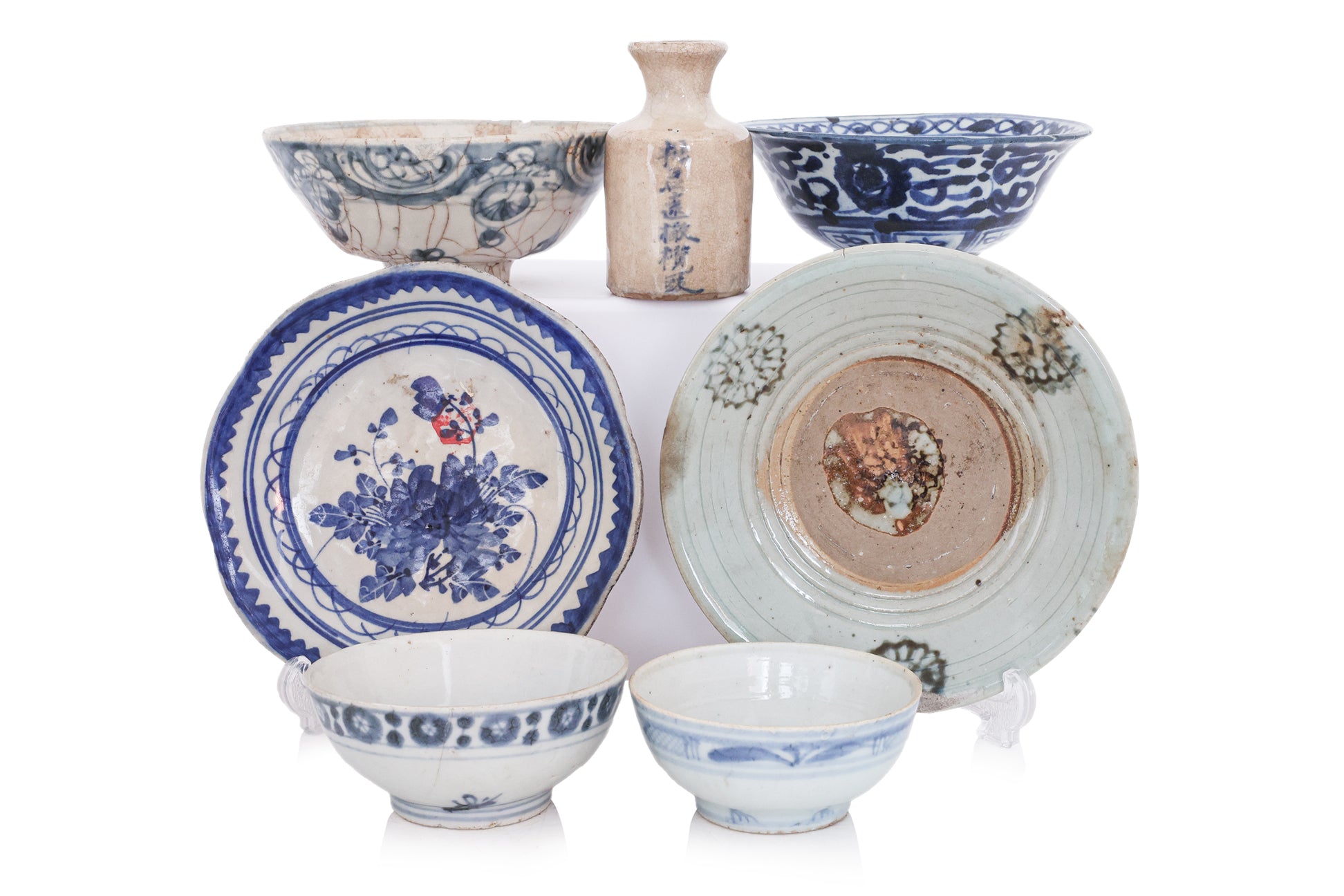 A GROUP OF 18 BLUE AND WHITE CERAMICS