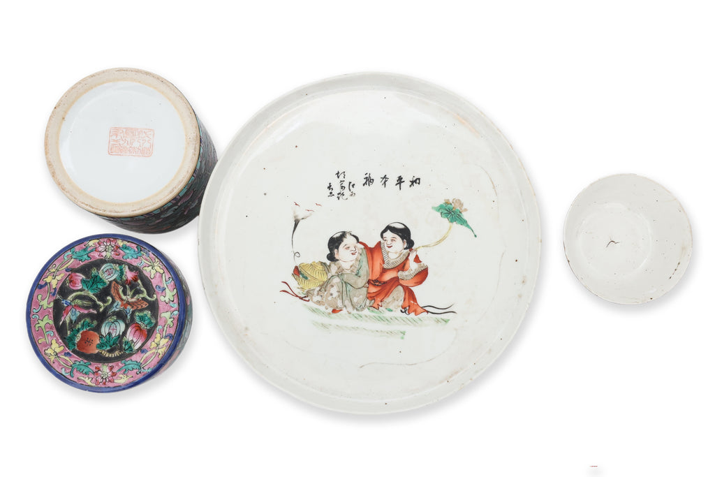 A GROUP OF FIVE ASSORTED PORCELAIN ITEMS