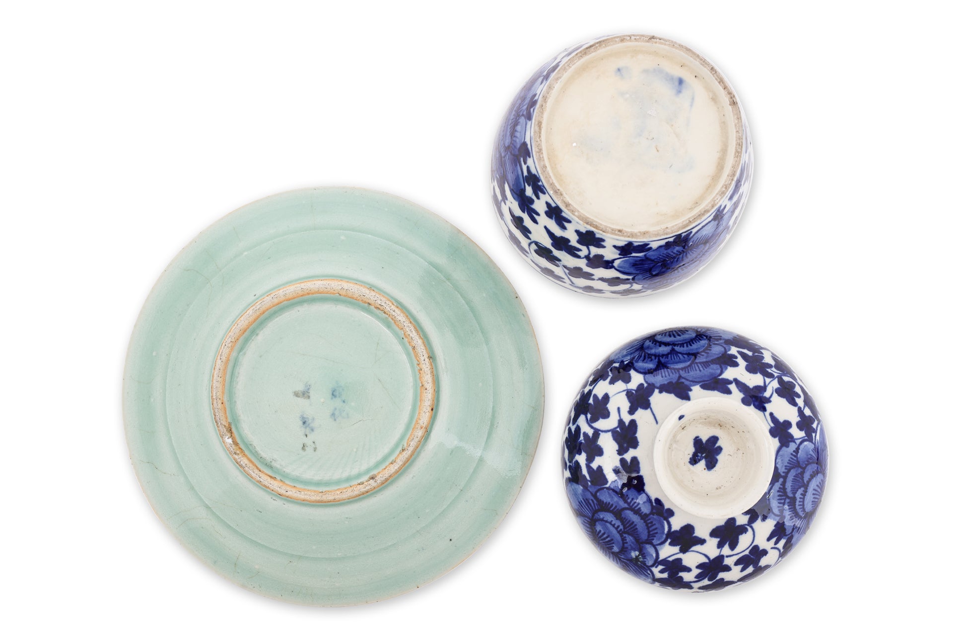 A BLUE AND WHITE 'SWEET PEA' BOWL AND COVER AND A CELADON 'SHOU' PLATE