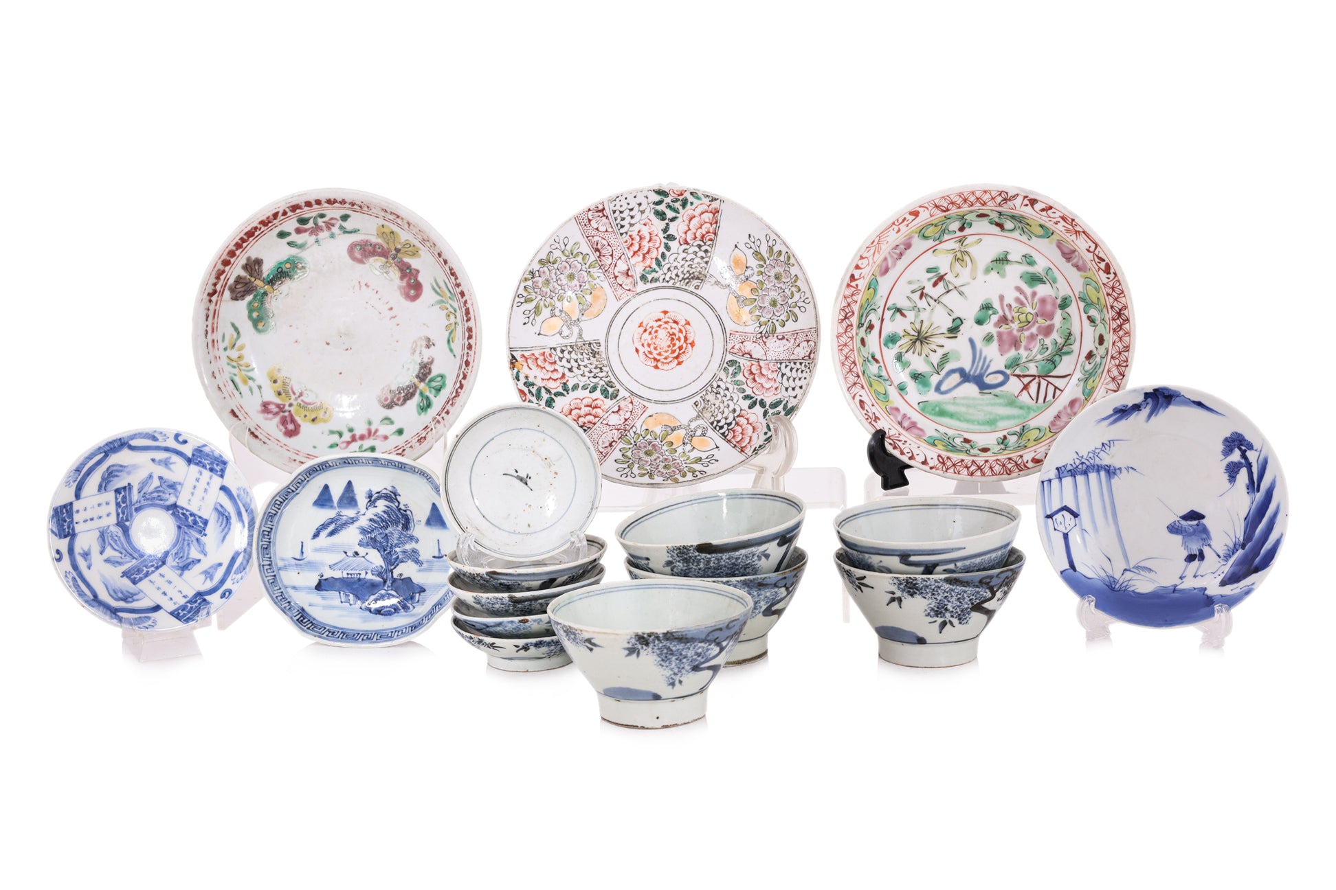 A GROUP OF ASSORTED PORCELAIN ITEMS