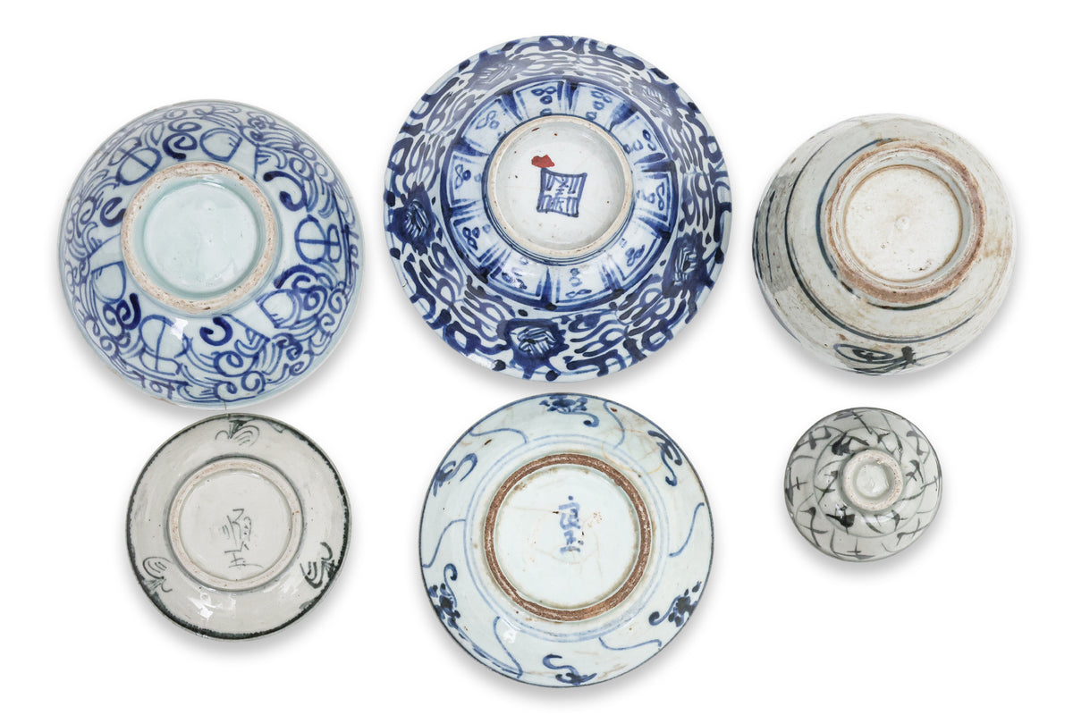 A GROUP OF BLUE AND WHITE BOWLS, JARS AND TEA CUPS