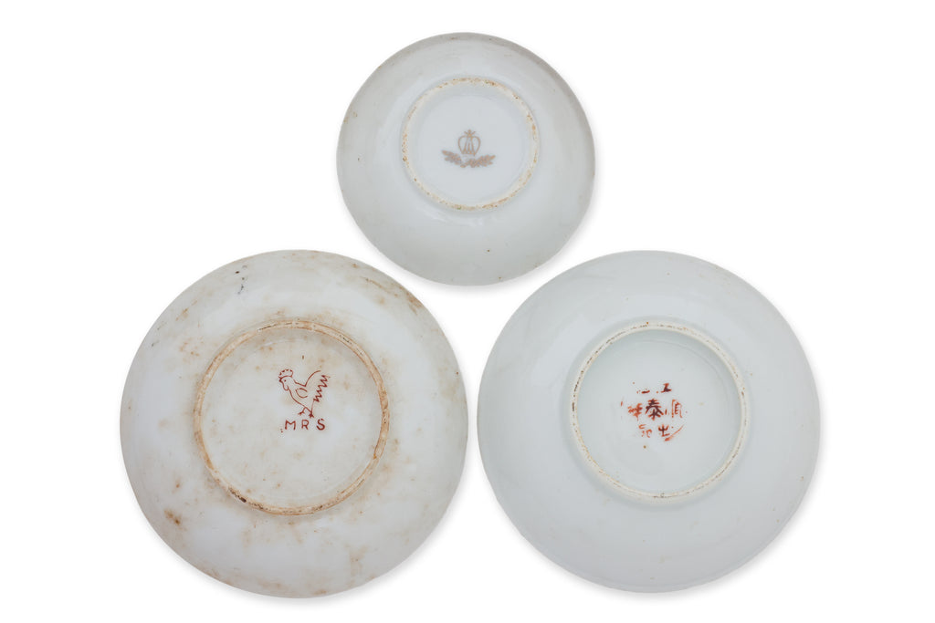 A HARLEQUIN WHITE AND GOLD DINNER SET