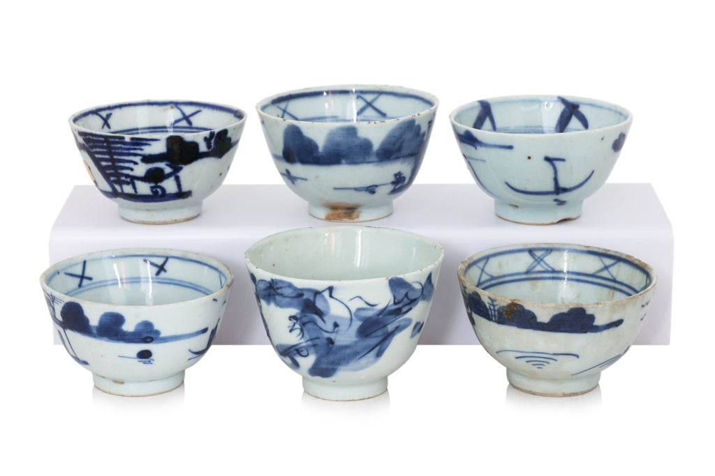 A GROUP OF SIX BLUE AND WHITE PORCELAIN TEA BOWLS