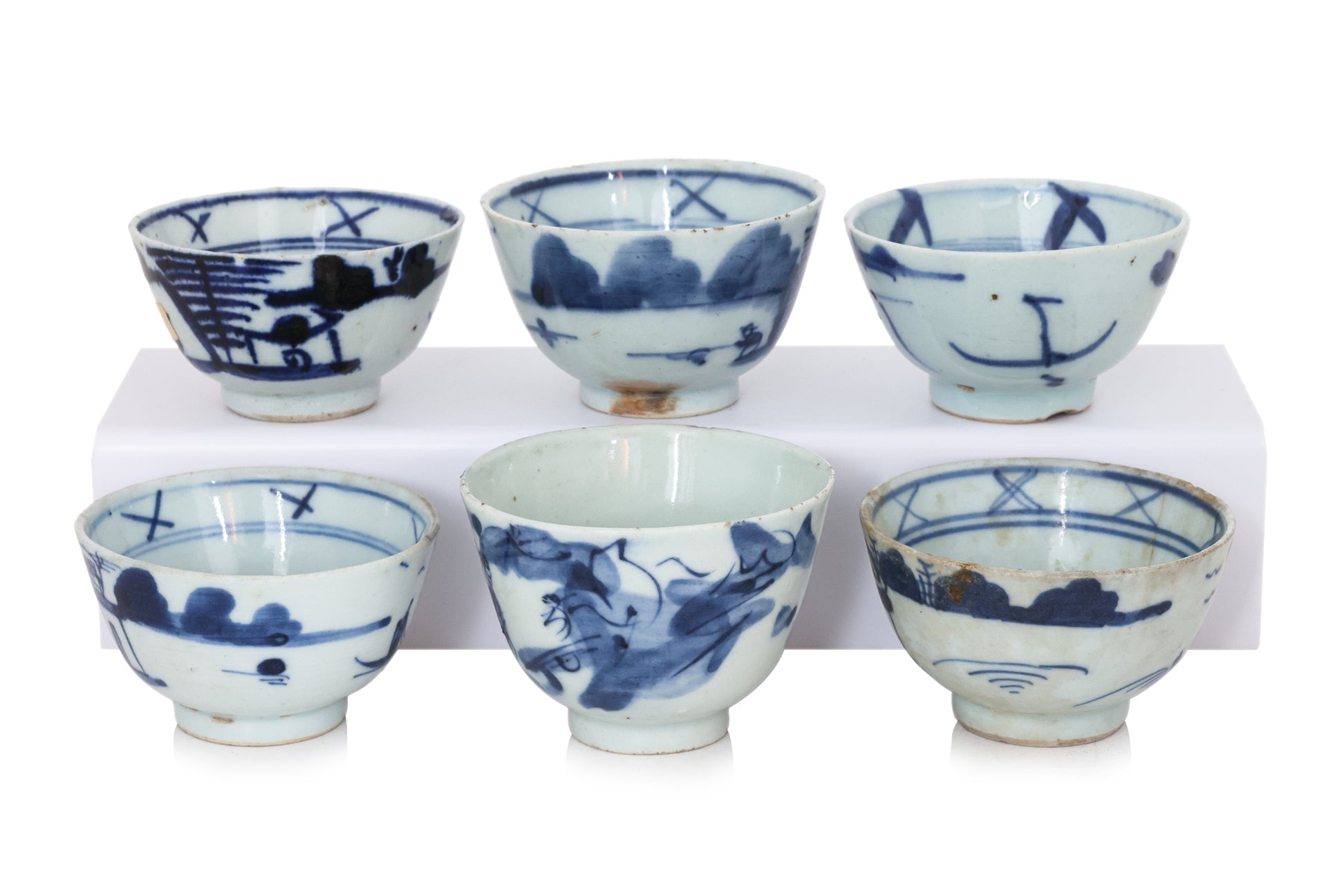 A GROUP OF SIX BLUE AND WHITE PORCELAIN TEA BOWLS