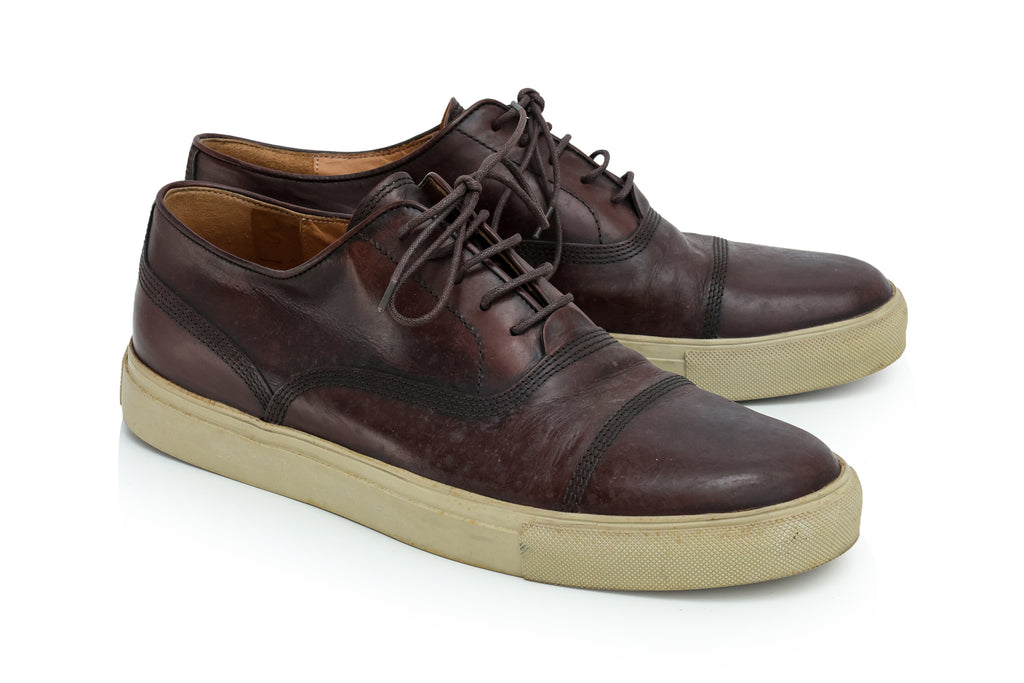 A PAIR OF BROWN LEATHER LACE-UP SHOES
