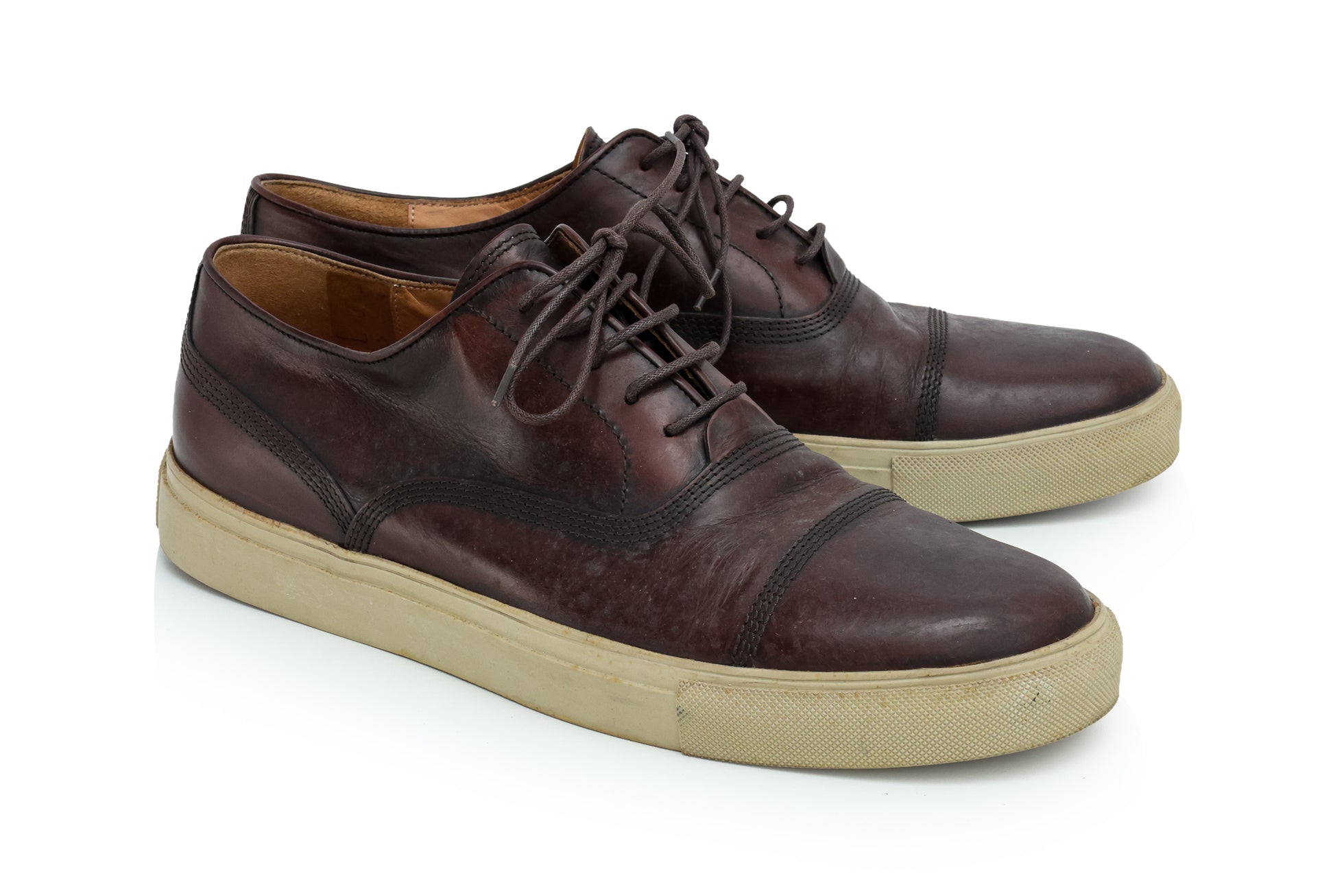 A PAIR OF BROWN LEATHER LACE-UP SHOES