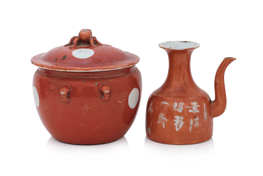 A GROUP OF FOUR CORAL GROUND PORCELAIN ITEMS