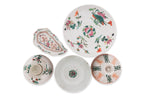 GROUP OF FIVE FAMILLE ROSE PORCELAIN WARES