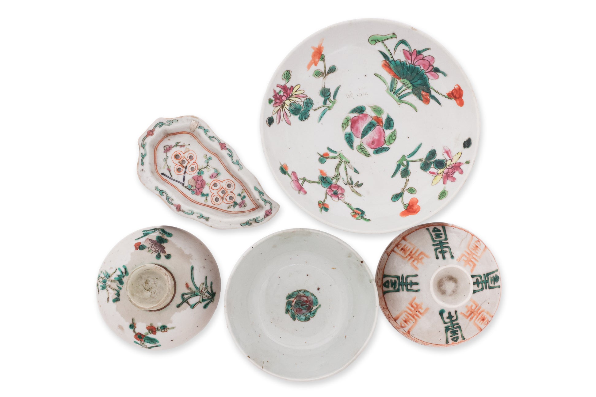 GROUP OF FIVE FAMILLE ROSE PORCELAIN WARES