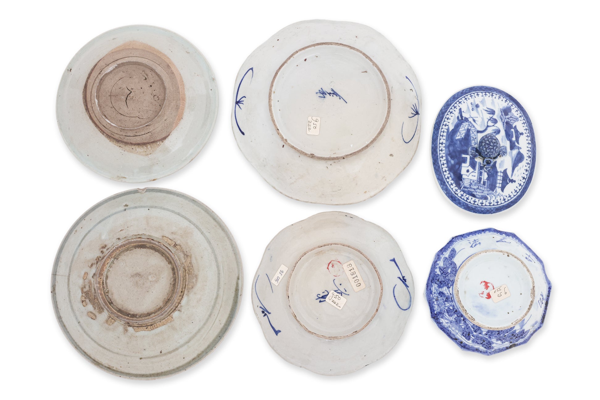 A GROUP OF 18 BLUE AND WHITE CERAMICS