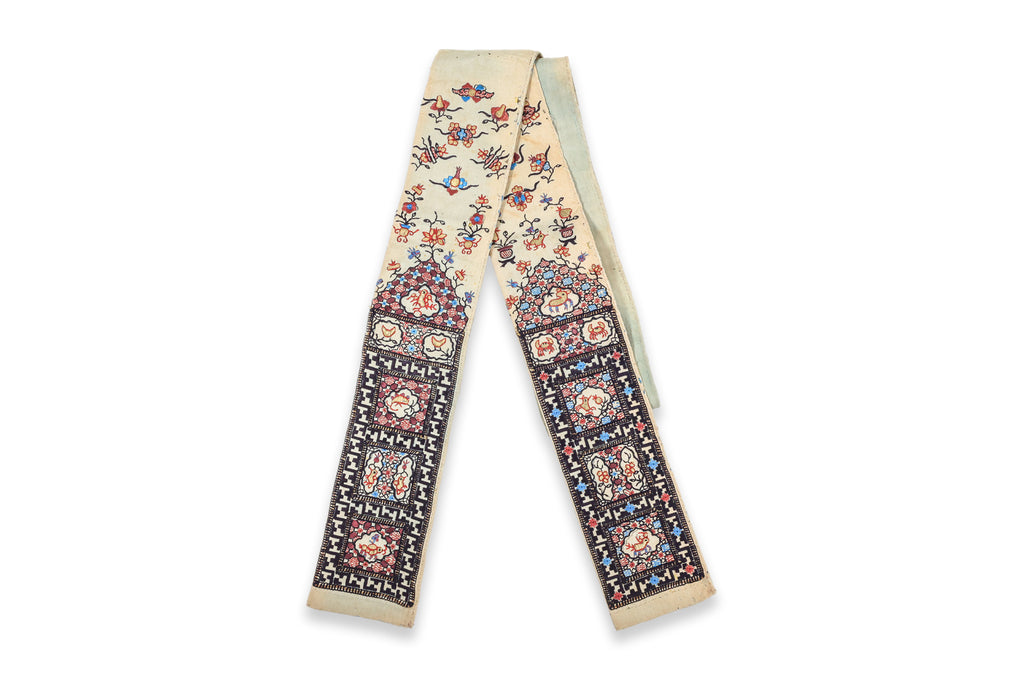 AN EMBROIDERED SILK BED HANGING
