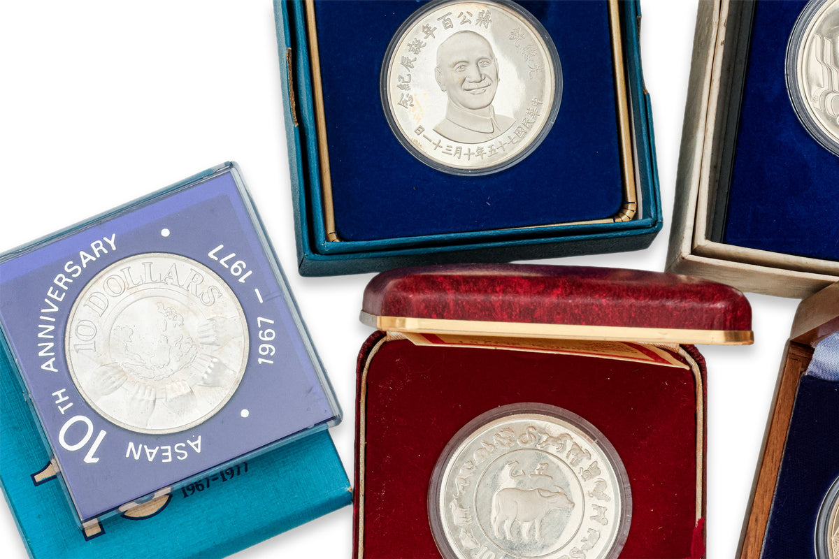 SINGAPORE, A GROUP OF SILVER PROOF & COMMEMORATIVE COINS AND MEDALLIONS (8)