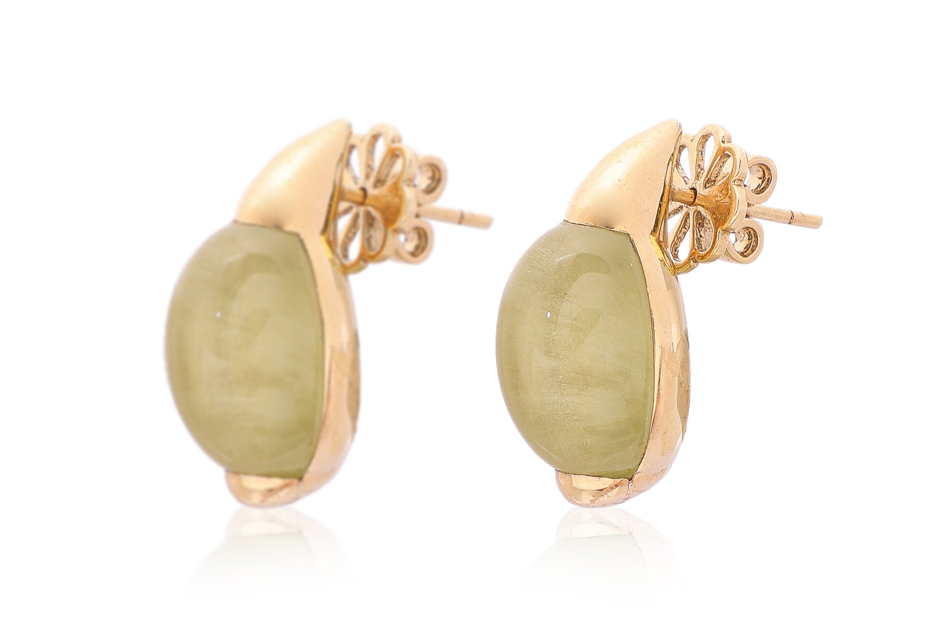 A GEM SET RING AND MATCHING EARRINGS