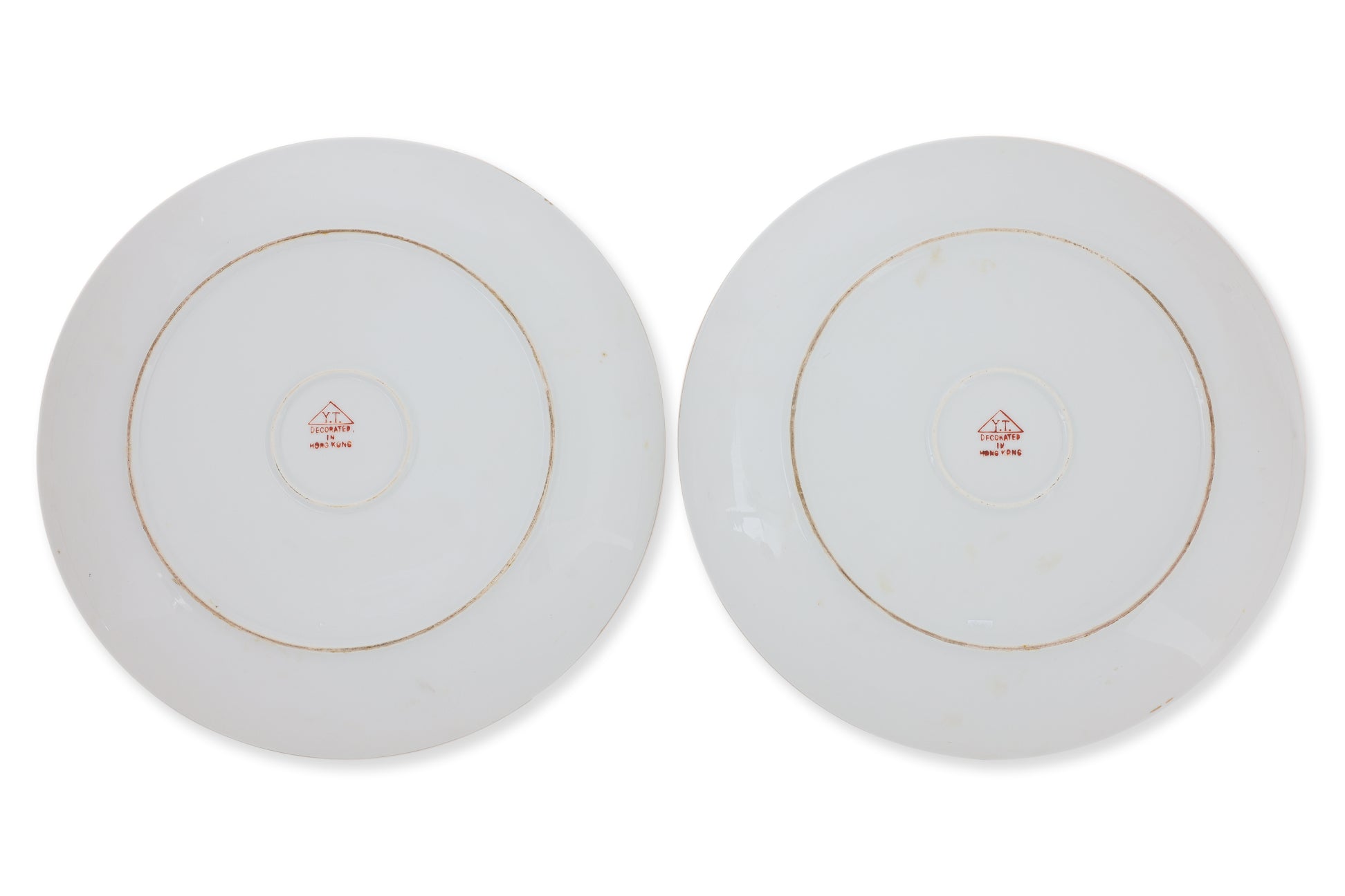 A PAIR OF ENAMELLED PORCELAIN LOTUS DISHES