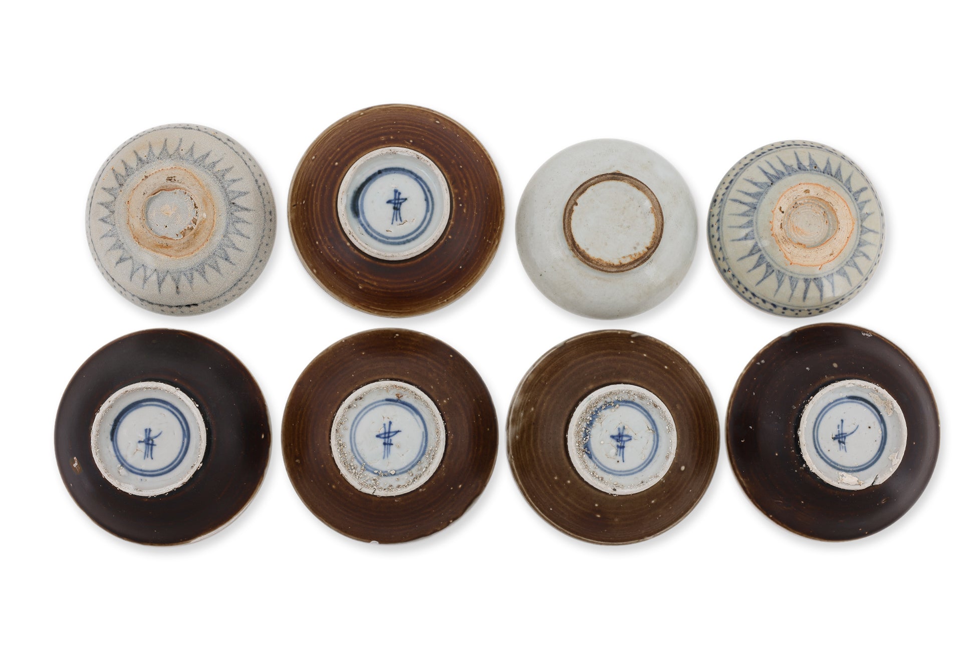 A GROUP OF EIGHT SMALL BLUE AND WHITE DISHES