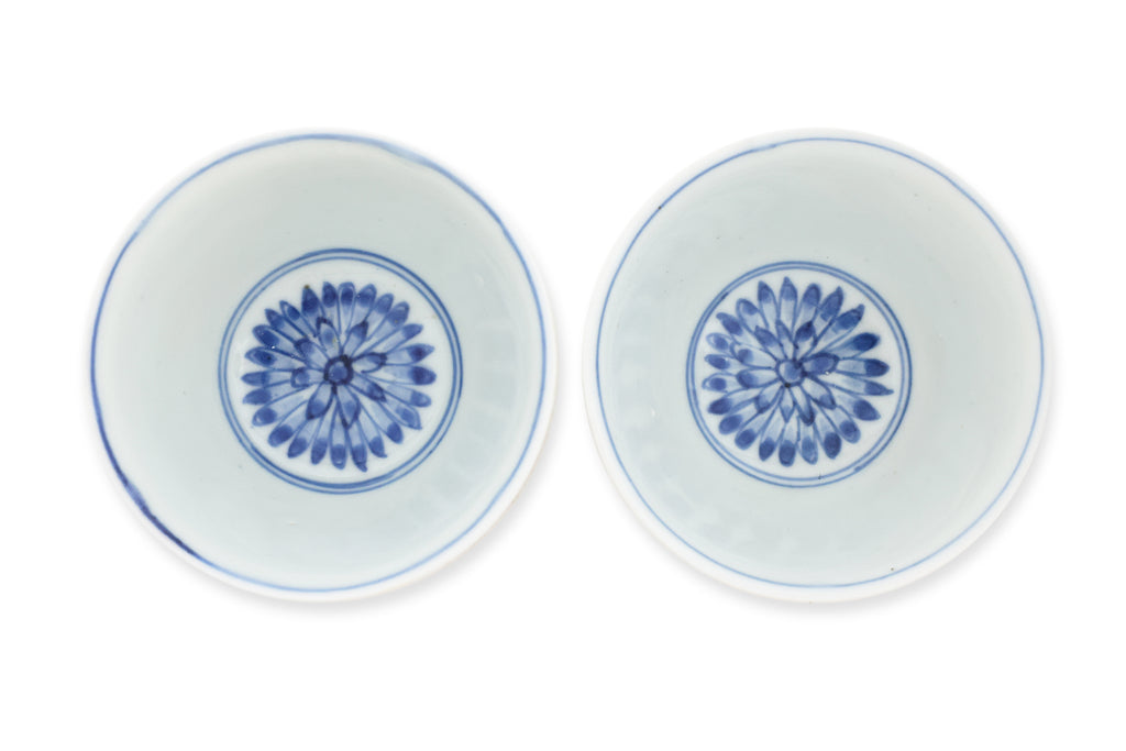A PAIR OF SMALL CHINESE BLUE AND WHITE CHRYSANTHEMUM BOWLS