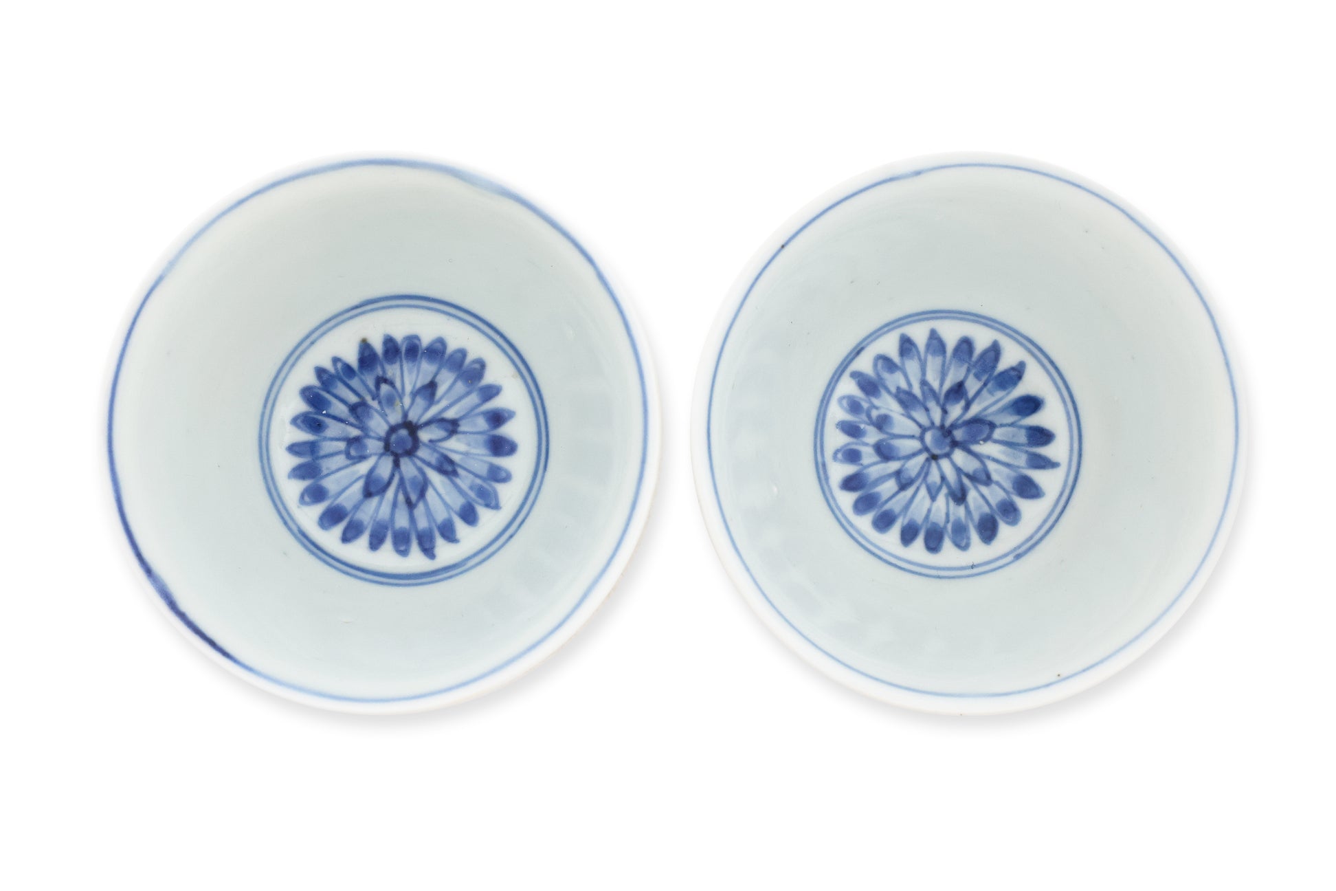 A PAIR OF SMALL CHINESE BLUE AND WHITE CHRYSANTHEMUM BOWLS