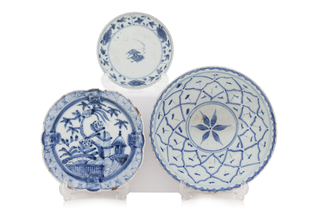 A GROUP OF THREE BLUE AND WHITE PORCELAIN DISHES