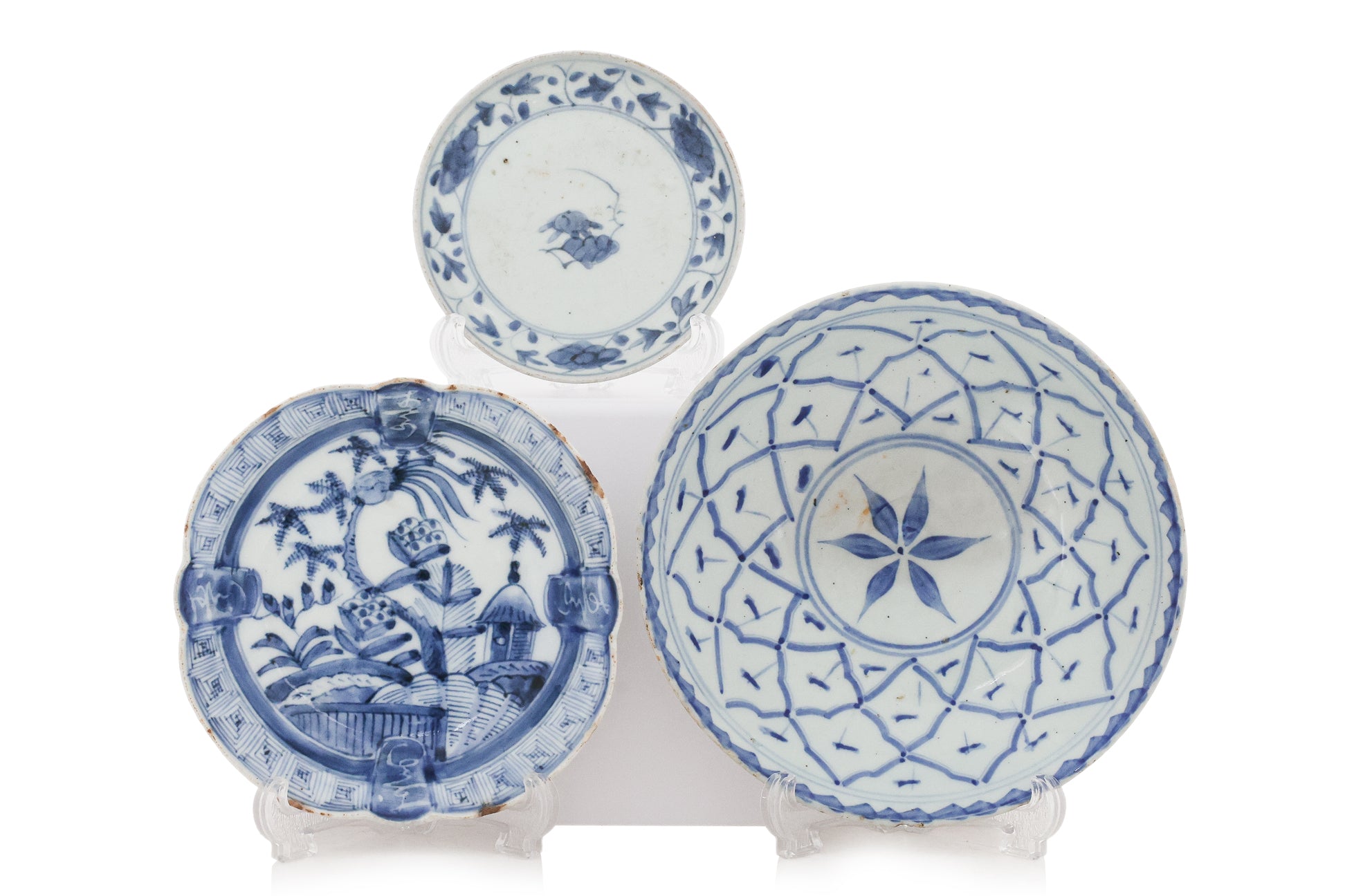 A GROUP OF THREE BLUE AND WHITE PORCELAIN DISHES