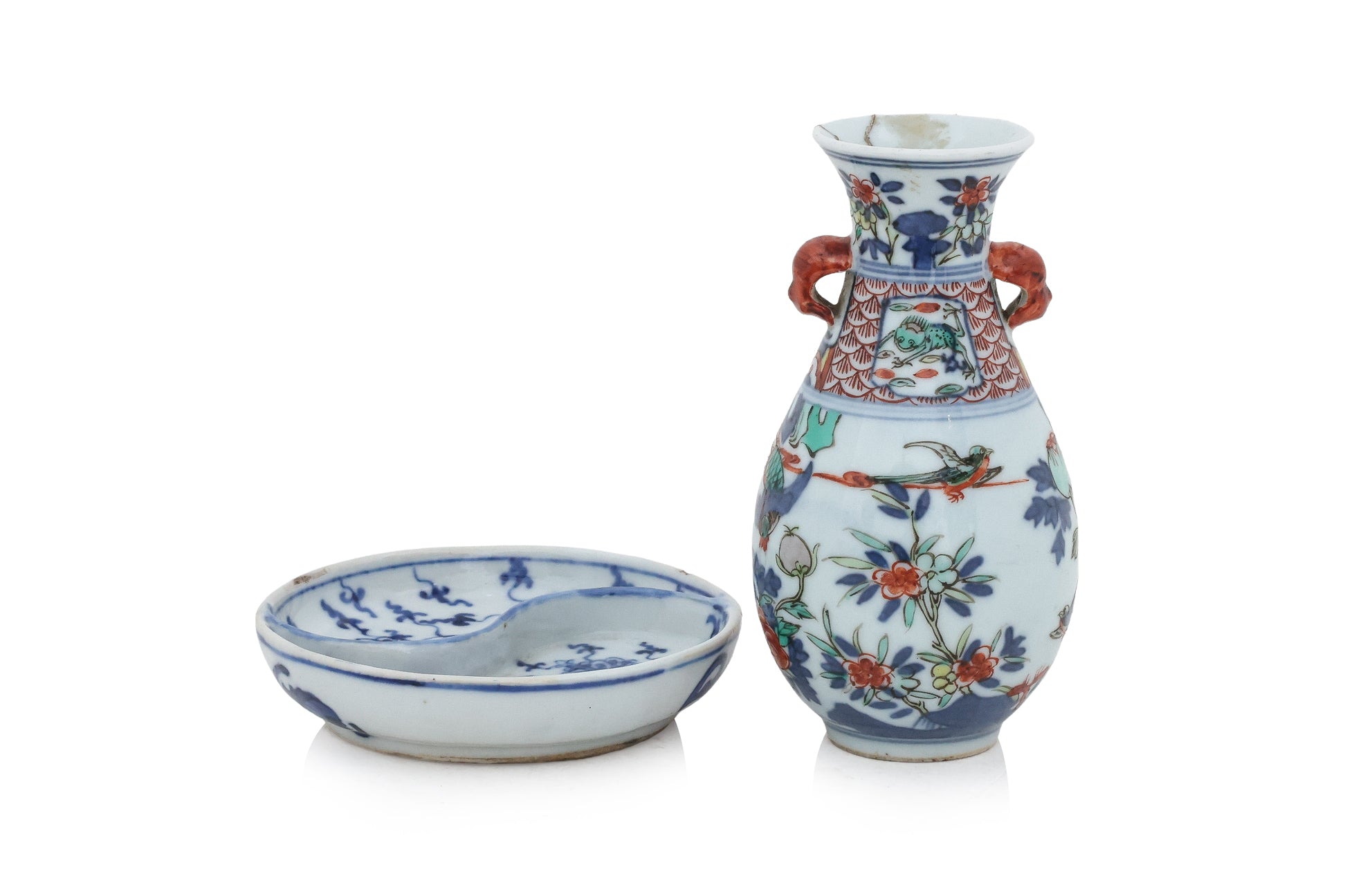 A MINIATURE WUCAI VASE AND A BLUE AND WHITE LOTUS DISH