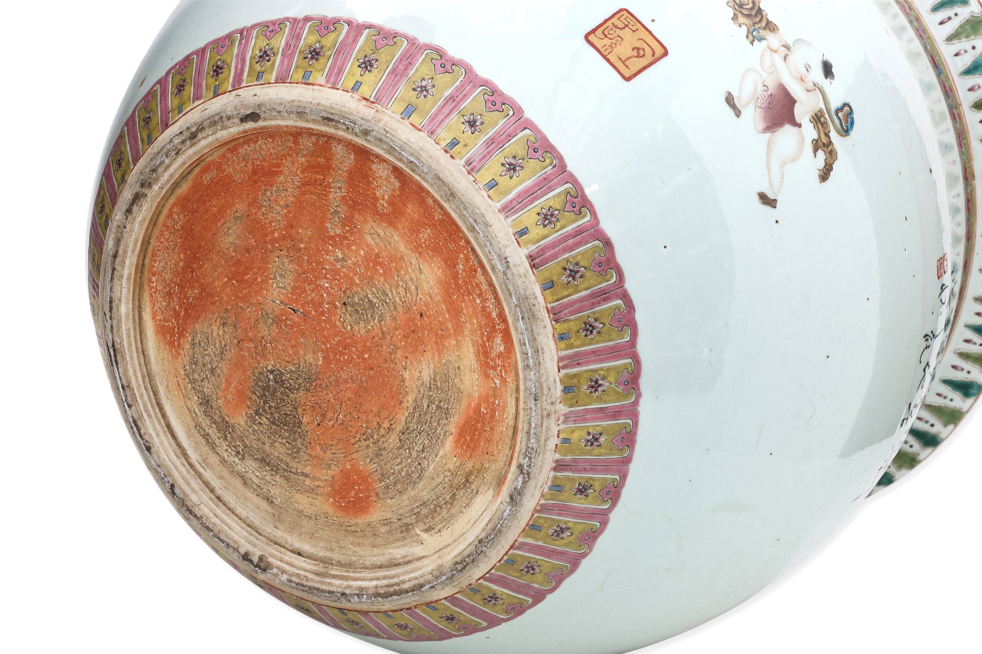 A LARGE FAMILLE ROSE PORCELAIN JARDINIERE