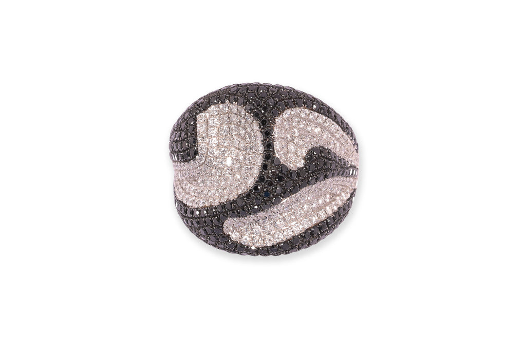 A DIAMOND AND BLACK DIAMOND STYLISED 'SKULL' RING
