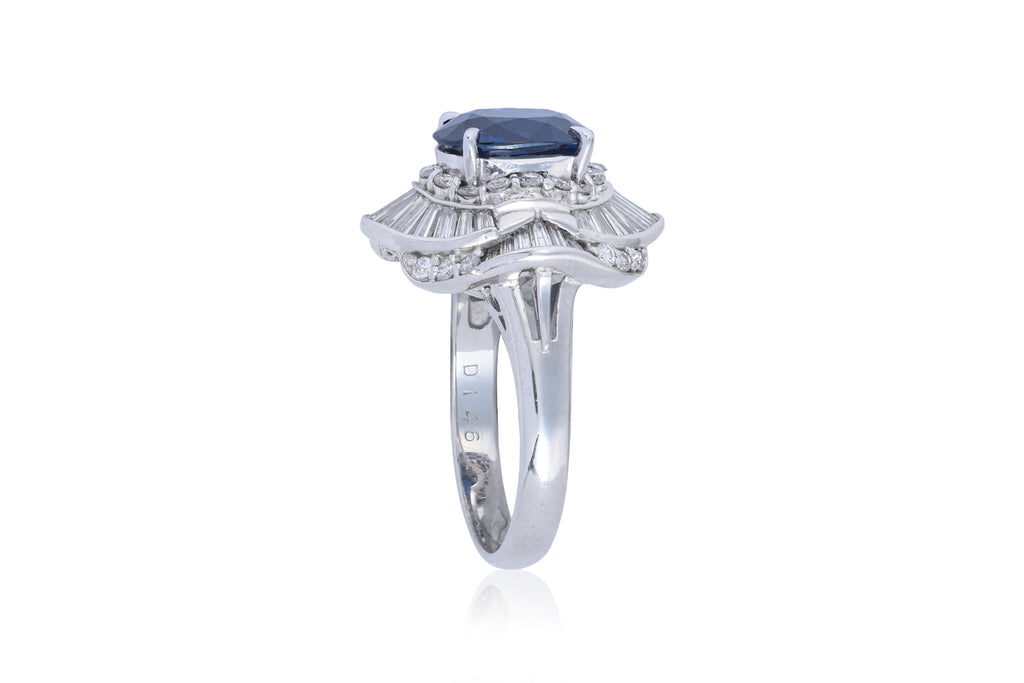 A SAPPHIRE AND DIAMOND CLUSTER RING