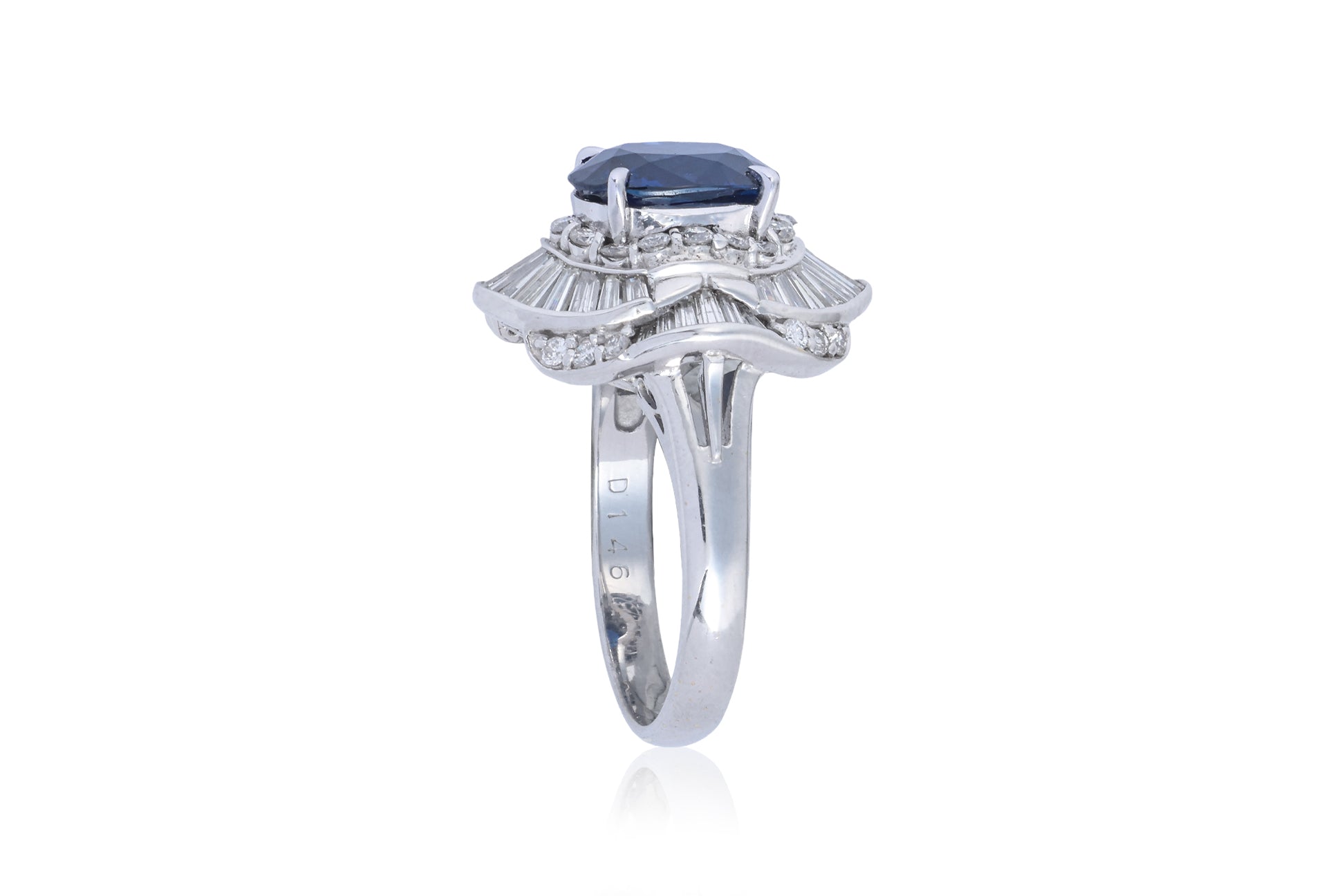 A SAPPHIRE AND DIAMOND CLUSTER RING