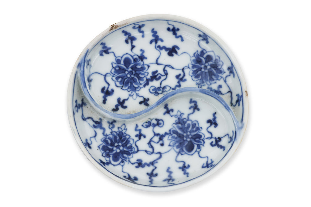A MINIATURE WUCAI VASE AND A BLUE AND WHITE LOTUS DISH