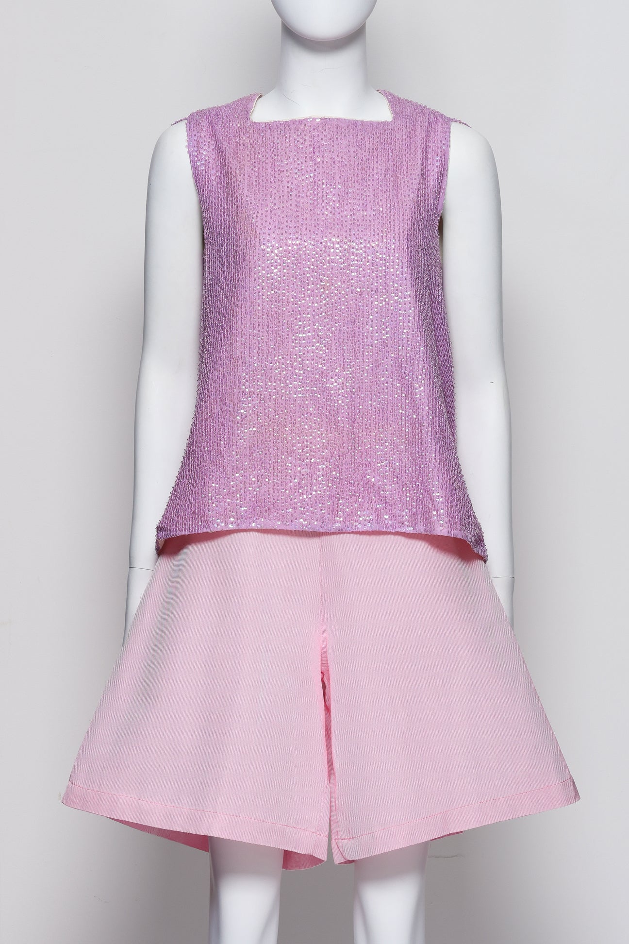 AKIRA – A LILAC BEADED BLOUSE AND PINK SHORTS